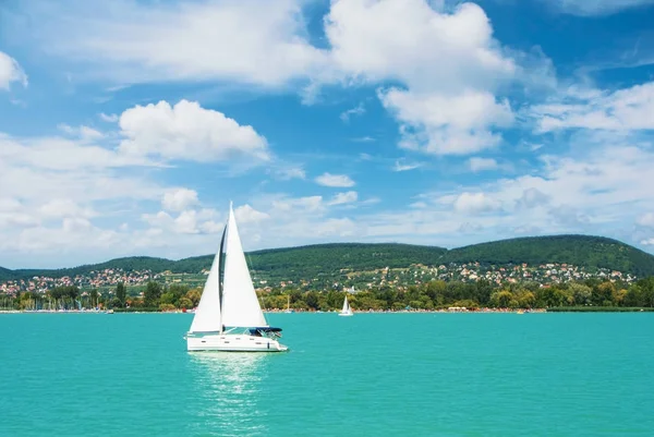 Panoramisch uitzicht op rivier blauw transparant meerwater, een witte spo — Stockfoto