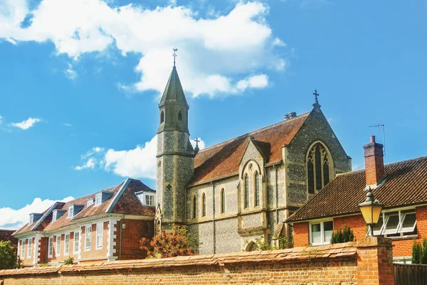 Oude vintage middeleeuwse mooie steen Britse kerk met tegel ro — Stockfoto