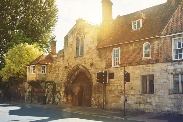 Gamla vintage medeltida vackra sten brittiska hus med kakel roo — Stockfoto