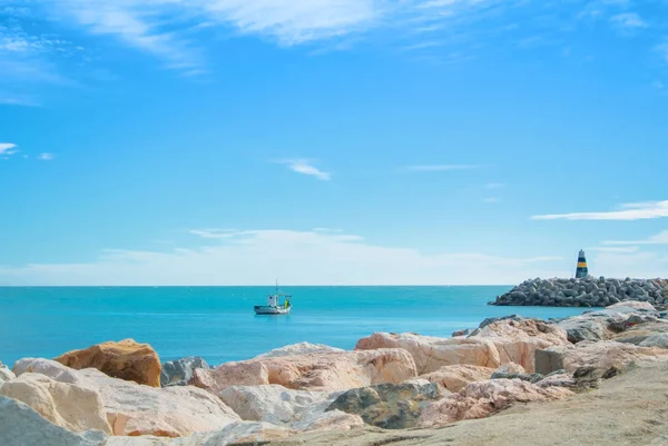 Paisaje marino panorámico del mar Mediterráneo con un solitario bo de pesca —  Fotos de Stock