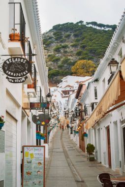Mijas, İspanya - 08 Şubat 2015: Beyaz dar sokaklar whit ile