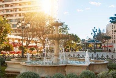 Torremolinos, İspanya - 13 Şubat 2014: Bir güzel taş Pınar