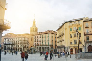 Segovia, İspanya - 11 Şubat 2017: Dar ortaçağ sokaklarında ve 