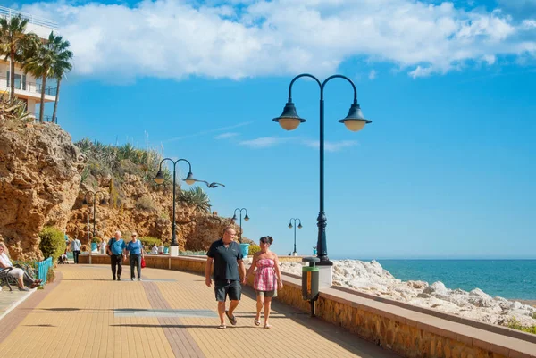 TORREMOLINOS, ESPANHA - FEVEREIRO 13, 2014: Um passeio perto de Punta — Fotografia de Stock