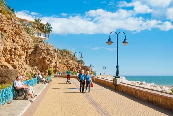 TORREMOLINOS, ESPAÑA - 13 DE FEBRERO DE 2014: Un paseo marítimo cerca de Punta —  Fotos de Stock