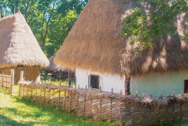 Velho bonito tradicional romeno ukranian fazenda casa da aldeia w — Fotografia de Stock