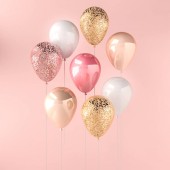 Sada růžové, bílé a zlaté lesklé balónky na hůl s jiskří na růžovém pozadí. 3D vykreslování pro narozeniny, večírek, svatbu či propagační bannery nebo plakáty. Živé a realistické ilustrace.