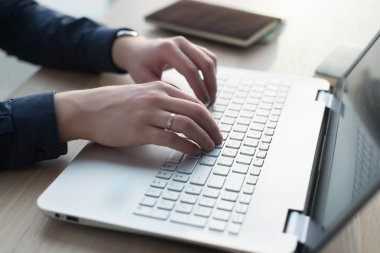 Tipik bir dizüstü bilgisayar klavye üzerinde eller. Onun işyerinde bir ofiste adam İnşaat