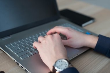 Tipik bir dizüstü bilgisayar klavye üzerinde eller. Onun işyerinde bir ofiste bir adam İnşaat