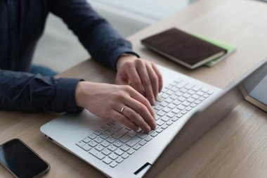 Tipik bir dizüstü bilgisayar klavye üzerinde eller. Onun işyerinde bir ofiste bir adam İnşaat