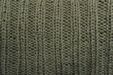 Haki dokusuna süsleme ile yün kazak örme