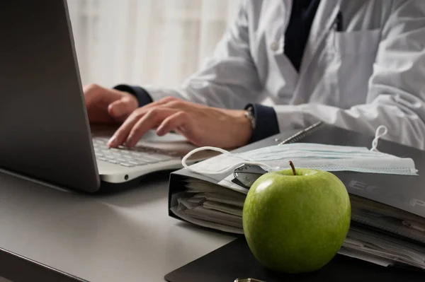 Médico preenchendo formulário médico on-line no tablet laptop. Os trabalhos no hospital — Fotografia de Stock