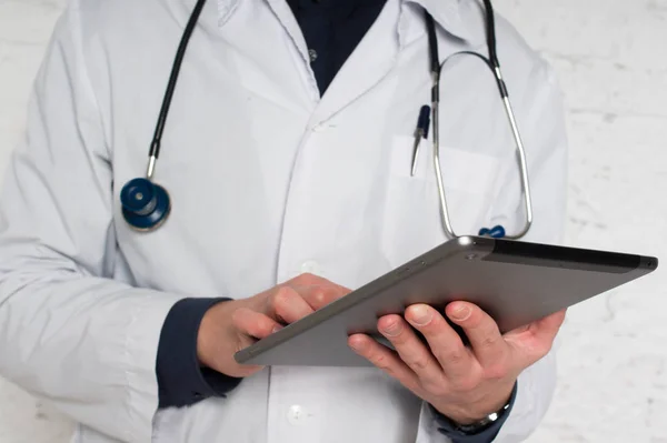 Médico preenchendo formulário médico on-line no tablet laptop. Os trabalhos no hospital — Fotografia de Stock