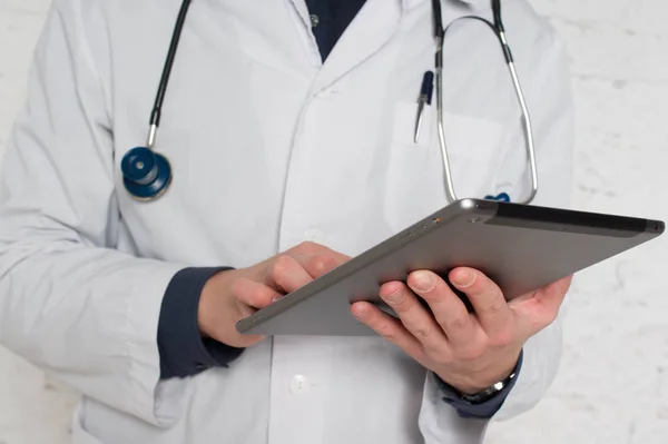 Médico preenchendo formulário médico on-line no tablet laptop. Os trabalhos no hospital — Fotografia de Stock