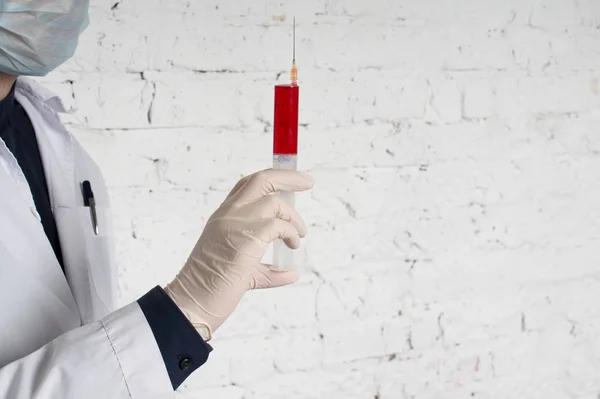 Médico segura em uma seringa de mão dentro da injeção de vitamina — Fotografia de Stock