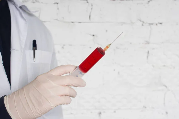 Médico segura em uma seringa de mão dentro da injeção de vitamina — Fotografia de Stock