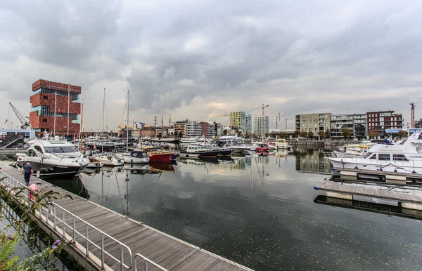 Utsikt över Antwerpen hamnområdet med marina hamn — Stockfoto