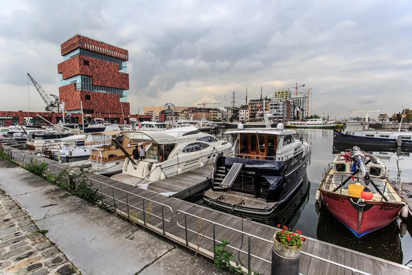 Blick auf das Antwerpener Hafengebiet mit Yachthafen — Stockfoto