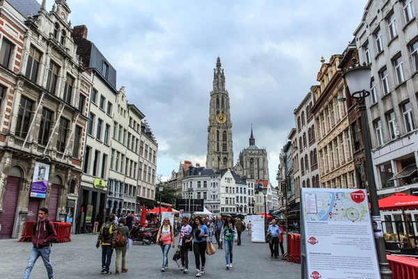 Paesaggio urbano di Anversa con la gente per strada e la Cattedrale di Nostra Signora torre, la cattedrale più alta del Benelux, sullo sfondo — Foto Stock