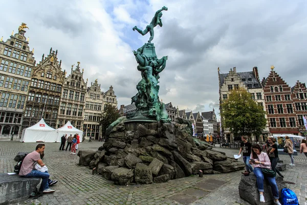 Fontana di Brabo e turisti seduti al Grote Markt di Anversa, Belgio — Foto Stock