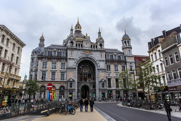 Historické hlavní stanice s neznámých lidí. Postavena roku 1895-1905, je všeobecně považována za nejlepší příklad železniční architektury v Belgii — Stock fotografie