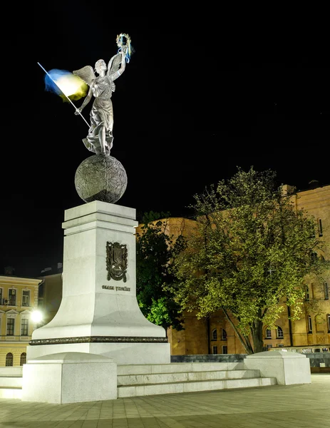 Ukrayna bağımsızlık Anıtı gece zamanında ulusal bayrak tutan