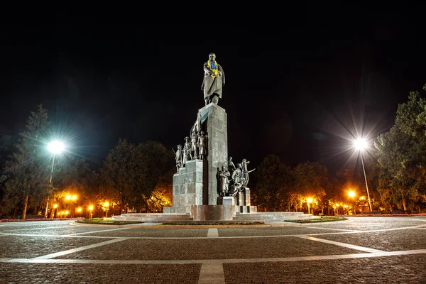 Monumento a Taras Shevchenko en el jardín de Shevchenko por la noche —  Fotos de Stock