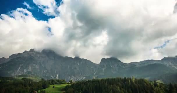 Wolken in den Alpen 4k 50 fps Zeitraffer-Video — Stockvideo