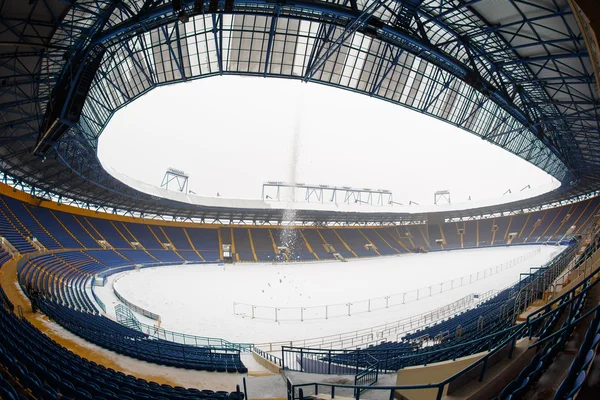 Leeres Metalist-Stadion mit schneebedecktem Rasen. — Stockfoto