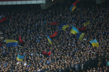 Dinamo Kiev hayranları ile Ukrayna ve Ukraynaca asi ordusu, Uefa Avrupa Ligi yuvarlak 16 ikinci bacak maç Dinamo ve Everton arasında bayrakları