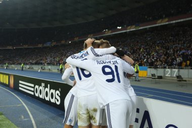 Dinamo Kiev oyuncular kutlama içinde Uefa Avrupa Ligi yuvarlak Dinamo ve Everton arasında 16 ikinci bacak maçın gol