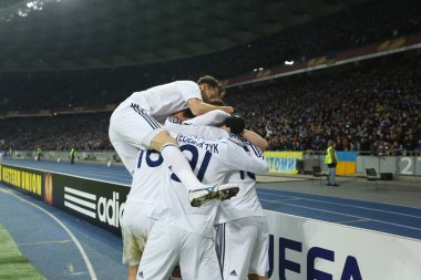 Dinamo Kiev oyuncular kutlama içinde Uefa Avrupa Ligi yuvarlak Dinamo ve Everton arasında 16 ikinci bacak maçın gol