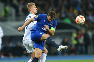 Phil Jagielka topu, Uefa Avrupa Ligi yuvarlak 16 ikinci bacak maç Dinamo ve Everton arasında vuruyor