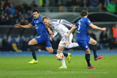 Top, Uefa Avrupa Ligi yuvarlak 16 ikinci bacak arasında maç Dinamo ve Everton ile Andriy Yarmolenko koşuyor