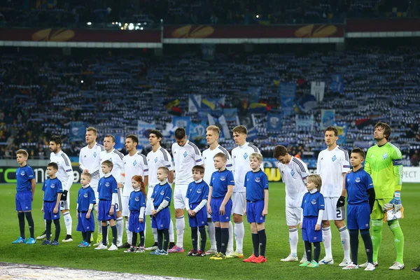 Dynamo Kyiv players standing in line before UEFA Europa League Round of 16 second leg match between Dynamo and Everton — Stock Photo, Image