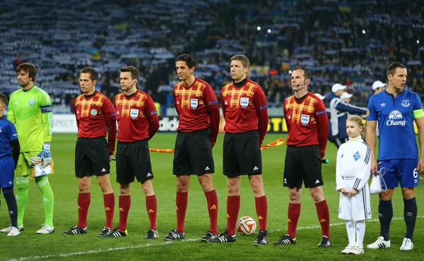 Referees and captains standing in line before UEFA Europa League Round of 16 second leg match between Dynamo and Everton — Stock Photo, Image