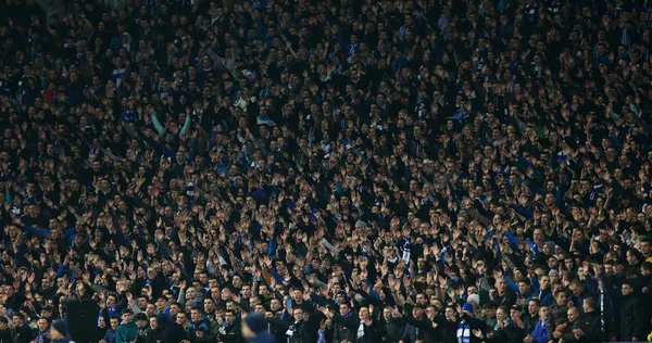 Eller yukarı, Uefa Avrupa Ligi yuvarlak 16 ikinci bacak maç Dinamo ve Everton arasında koyarak Dinamo Kiev hayranları