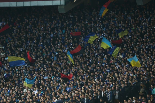 Dinamo Kiev hayranları ile Ukrayna ve Ukraynaca asi ordusu, Uefa Avrupa Ligi yuvarlak 16 ikinci bacak maç Dinamo ve Everton arasında bayrakları