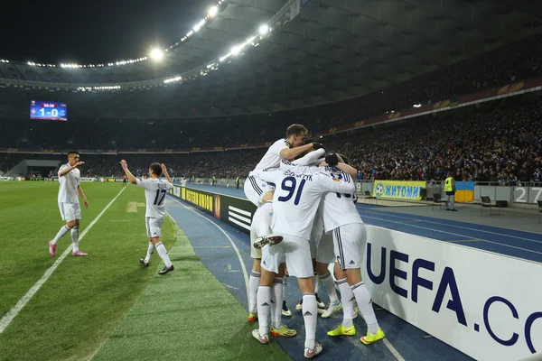 Jogadores do Dynamo Kyiv comemoram golo marcado na UEFA Europa League Round de 16 jogos de segunda mão entre Dynamo e Everton — Fotografia de Stock