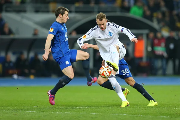 Top, Uefa Avrupa Ligi yuvarlak 16 ikinci bacak arasında maç Dinamo ve Everton ile Andriy Yarmolenko koşuyor
