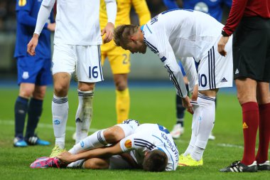 Yaralı Yevhen Khacheridi, Uefa Avrupa Ligi yuvarlak 16 ikinci bacak maç Dinamo ve Everton arasında Andriy Yarmolenko bakar