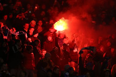 Dinamo Kiev standları, yanan ateş pyro Uefa Avrupa Ligi yuvarlak 16 ikinci bacak maç Dinamo ve Everton arasında fanlar