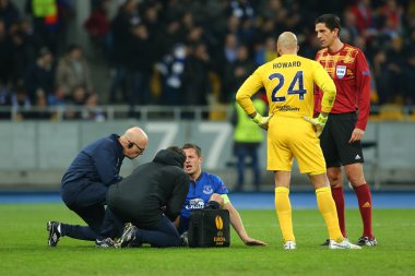 Phil Jagielka yat, Uefa Avrupa Ligi yuvarlak 16 ikinci bacak maç Dinamo ve Everton arasında tıbbi özen gösterir