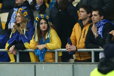 Dinamo Kiev kadın hayranları giymiş Ulusal altınla çiçeklerin renkli ve Ukraynalı bayraklar, Uefa Avrupa Ligi yuvarlak 16 ikinci bacak maç Dinamo ve Everton arasında sarılı