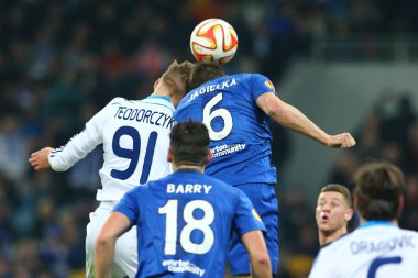 Lukasz Teodorczyk topu havada, Uefa Avrupa Ligi yuvarlak 16 ikinci bacak maç Dinamo ve Everton arasında Phil Jagielka ile savaşır