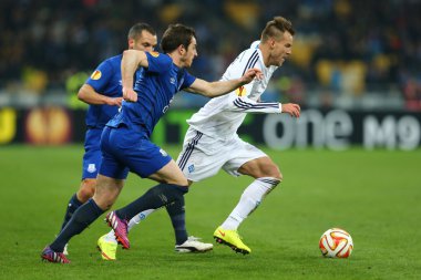 Andriy Yarmolenko Leighton Baines, Uefa Avrupa Ligi yuvarlak 16 ikinci bacak maç Dinamo ve Everton arasında topu ile çalışır