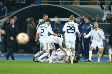 Antunes gol gol Uefa Avrupa Ligi yuvarlak 16 ikinci bacak maç Dinamo ve Everton arasında onun takım ortakları ile kutluyor