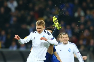 Yüzünü, Uefa Avrupa Ligi yuvarlak 16 ikinci bacak maç Dinamo ve Everton arasında yakınındaki savunucuları önyükleme ile havadaki Vitaliy Buyalskiy savaşları