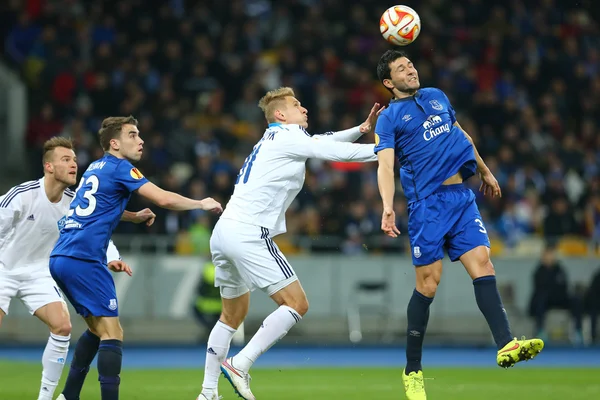 Lukasz Teodorczyk ve Leighton Baines, Uefa Avrupa Ligi yuvarlak 16 ikinci bacak maç Dinamo ve Everton arasında