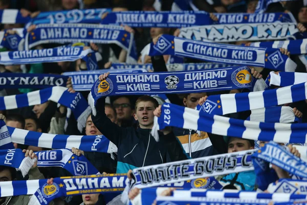 Dinamo Kiev hayranları ile beyaz-mavi bere, Uefa Avrupa Ligi yuvarlak 16 ikinci bacak maç Dinamo ve Everton arasında